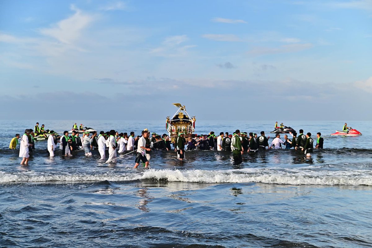 chigasaki's tweet photo. おはようございます。今朝の写真です。

夏の到来、暁の祭典「浜降祭」！

撮影： @macap44

#茅ヶ崎 #湘南 #浜降祭 https://t.co/FUxXa7bI1Y