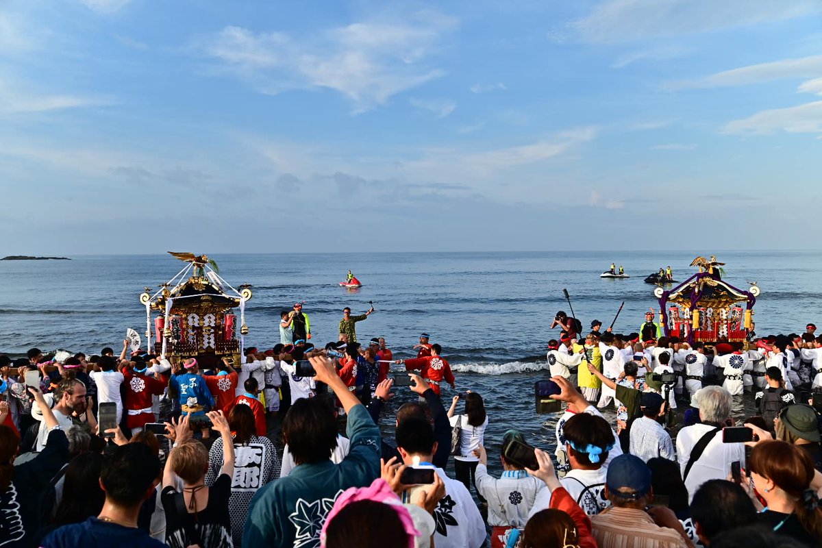 chigasaki's tweet photo. おはようございます。今朝の写真です。

夏の到来、暁の祭典「浜降祭」！

撮影： @macap44

#茅ヶ崎 #湘南 #浜降祭 https://t.co/FUxXa7bI1Y