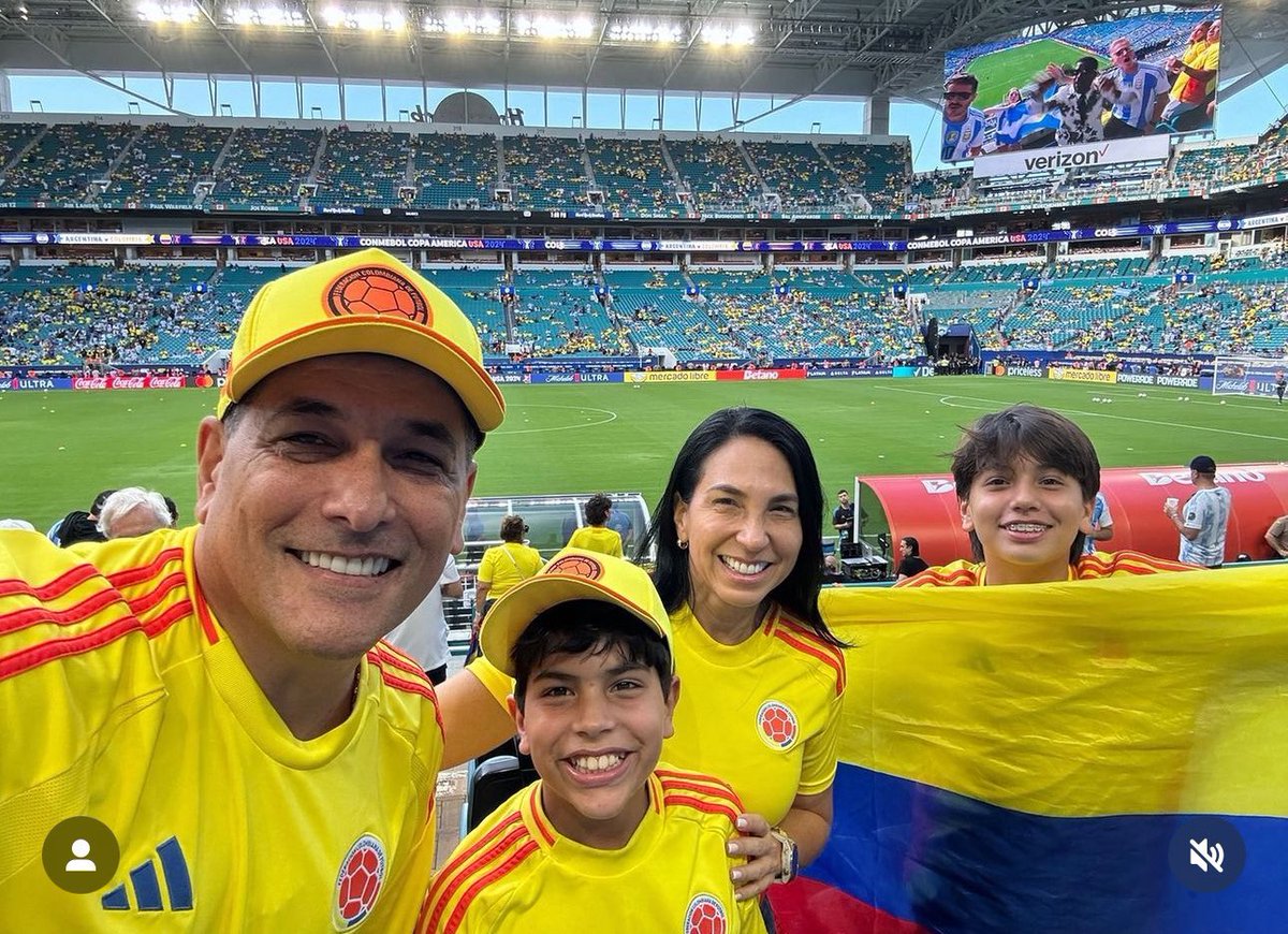 Betocoralg's tweet photo. El alcalde de Cartagena @dumek_turbay no quiso acatar el día cívico decretado por el presidente @petrogustavo pero si está en Miami presenciando el partido. 

Infame Descarado https://t.co/7RHlAQzoph