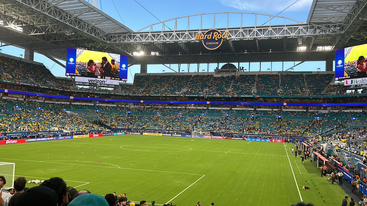 El partido está retrasado porque colapsaron las entradas. Mucha organización, mucho lujo, mucha tecnológica pero no pudieron con la logística. Hinchas entran en masa y se complica. No creo que empiece en breves.
