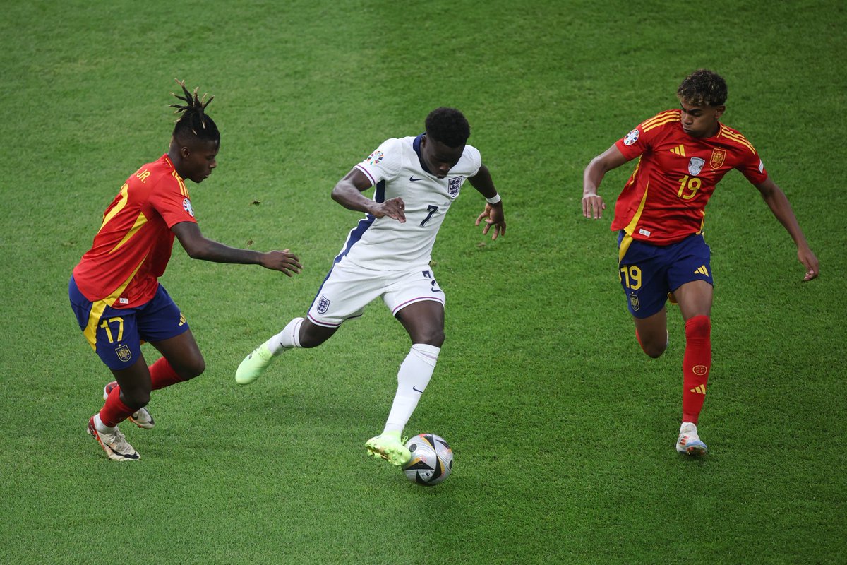 theflankerID's tweet photo. Bagaimana cara Spanyol menaklukkan Inggris?

- Matikan build-up Inggris sejak awal
- Peran &amp; pergerakan gelandang, seperti Ruiz, sangat besar untuk merusak man-to-man Inggris
- De la Fuente MASTERCLASS

ANALISIS LAGA FINAL PIALA EROPA 2024 dari @bergasss.

UTAS 🧵 https://t.co/HnaQwtKqTt
