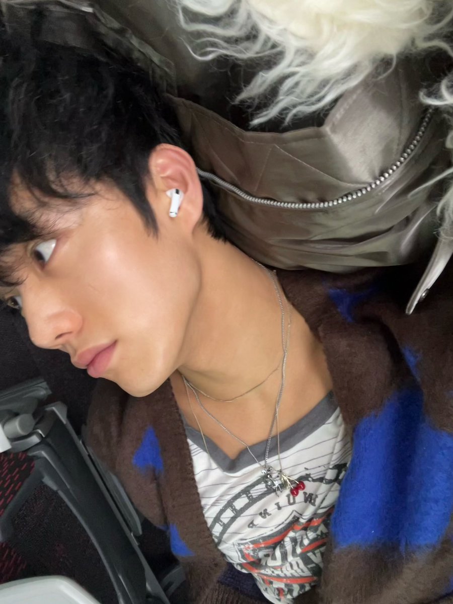 Me Ada yang merasa gabut dan mau temani saya yang baru bangun ini ngobrol? 

- dom.