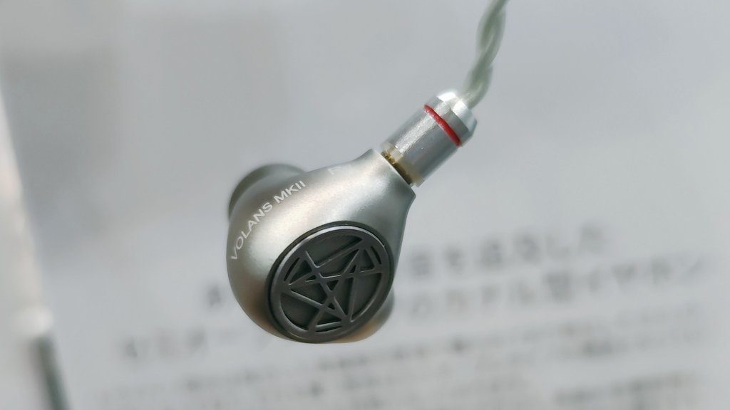 Asterisk_Wks's tweet photo. 昨日は人多すぎムリ… ってなったので #01Diverse さんだけ覗いてポタフェス撤退したのでした
① #TANGZU GATE これ音良かった
② #OSTRY KG09G 角度が付いたこのタイプのコネクタカバー面白いね(そこ?)
③④ #astrotec VolansMK2 真鍮性のDDチャンバー+セミオープン筐体 DDw/真鍮の音スキ https://t.co/12WCWSOBwT
