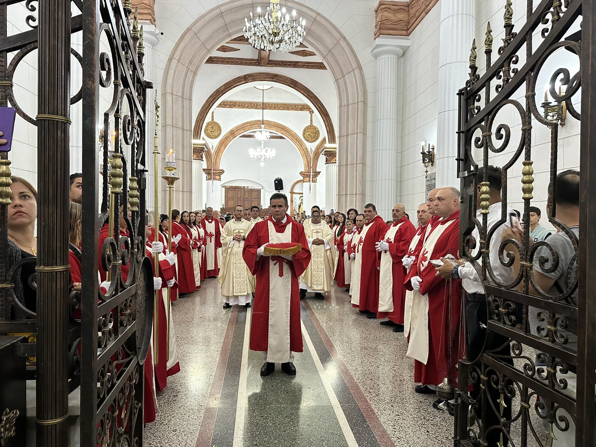 DiocesisSC's tweet photo. Trasladado el Santo Cristo de La Grita al altar mayor de la Basílica Espíritu Santo https://t.co/wJUvGr2zhL
