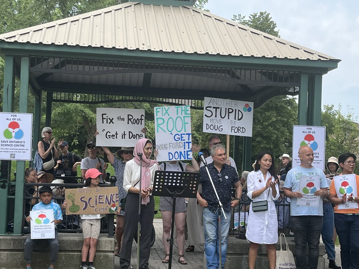 FilomenaFerraro's tweet photo. Today, many gathered to voice their objection to the Ford government's refusal to listen to the community. We do not want the Ontario Science Centre to close. We demand the government take down the fences and fix the roof. #SaveOurScienceCentre #CommunityVoice
@OPSEU https://t.co/8ngaSKWlGK