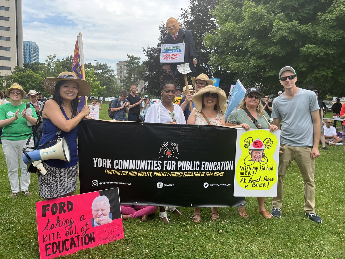 FilomenaFerraro's tweet photo. Today, many gathered to voice their objection to the Ford government's refusal to listen to the community. We do not want the Ontario Science Centre to close. We demand the government take down the fences and fix the roof. #SaveOurScienceCentre #CommunityVoice
@OPSEU https://t.co/8ngaSKWlGK