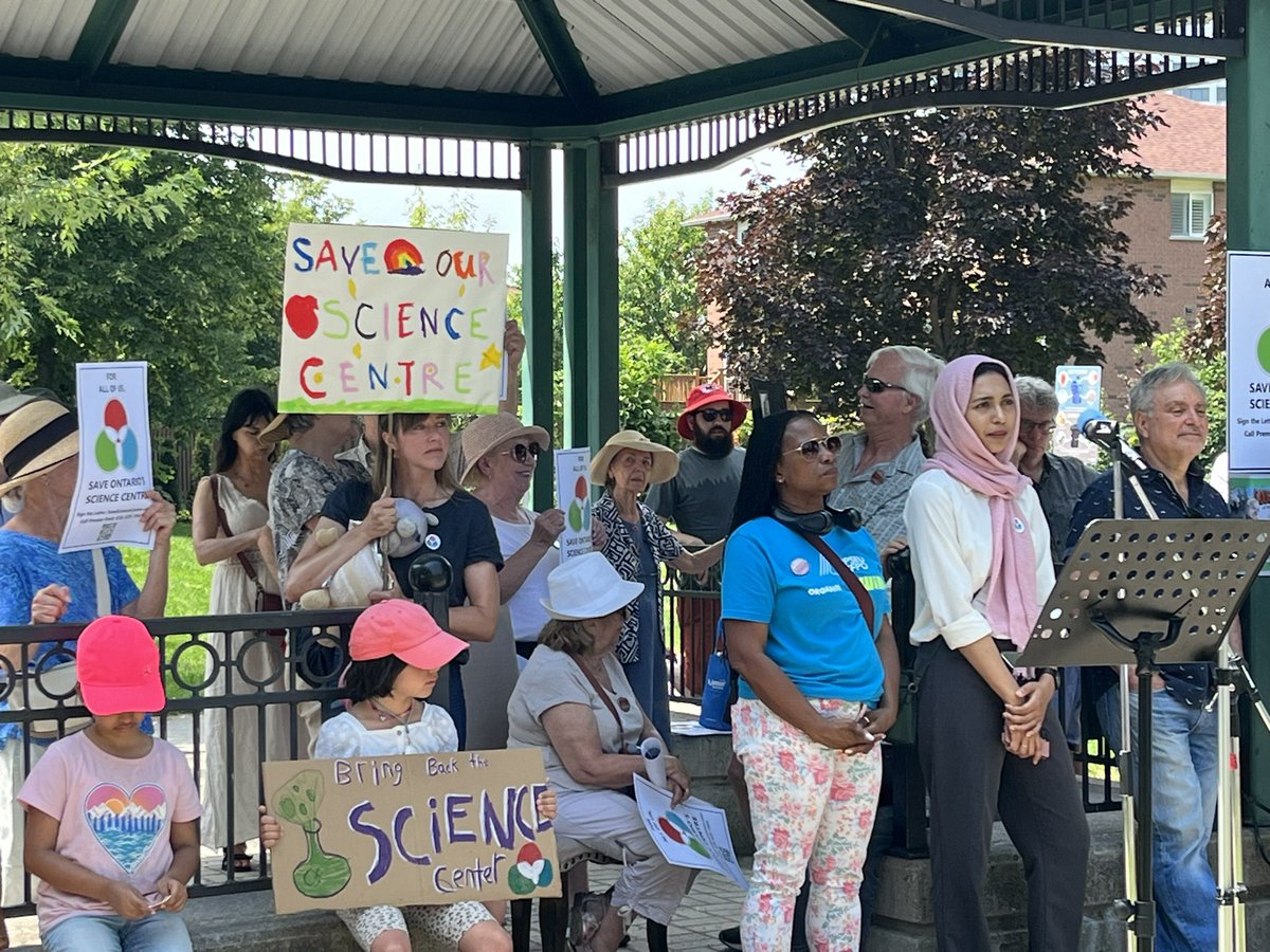 FilomenaFerraro's tweet photo. Today, many gathered to voice their objection to the Ford government's refusal to listen to the community. We do not want the Ontario Science Centre to close. We demand the government take down the fences and fix the roof. #SaveOurScienceCentre #CommunityVoice
@OPSEU https://t.co/8ngaSKWlGK