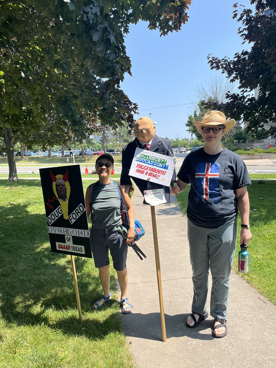 FilomenaFerraro's tweet photo. Today, many gathered to voice their objection to the Ford government's refusal to listen to the community. We do not want the Ontario Science Centre to close. We demand the government take down the fences and fix the roof. #SaveOurScienceCentre #CommunityVoice
@OPSEU https://t.co/8ngaSKWlGK