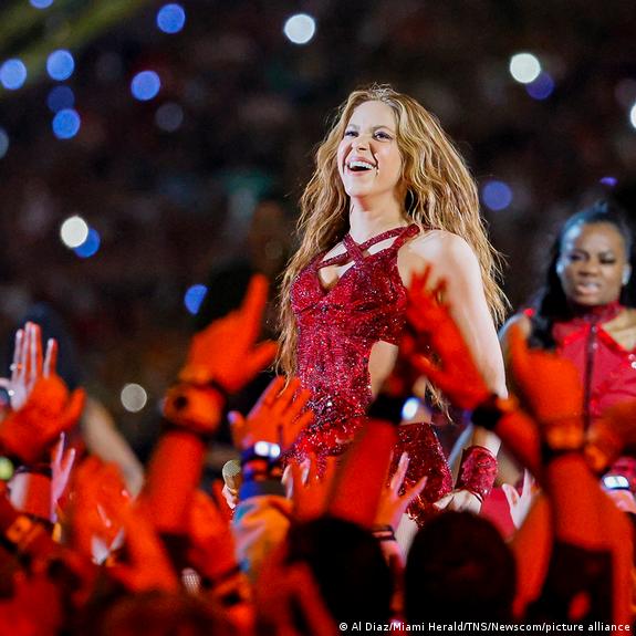FerSouth's tweet photo. Shakira intentando ingresar al estadio https://t.co/kKddgsmS1m