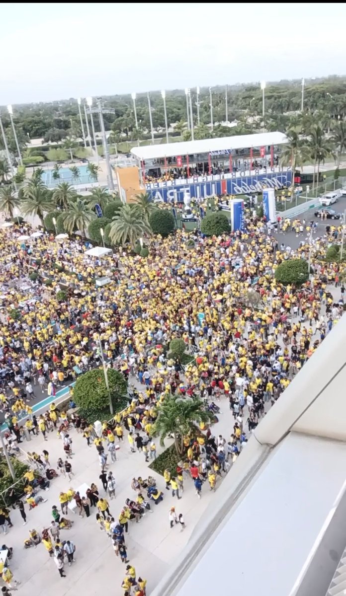 Así está una de las entradas al Hard Rock Stadium ! Aficionados de Colombia pretendieron burlar los controles de seguridad y se cerraron las puertas. 30 min de retraso habrá para el inicio del partido final de Copa América !