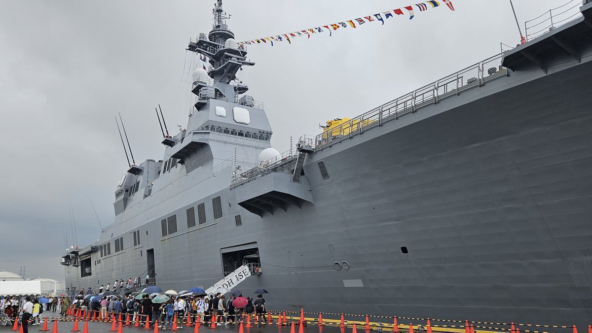 ryo_159357's tweet photo. 昨日に引き続き
仙台港高松埠頭で護衛艦いせ見学
多賀城駅からのシャトルバス以外は入場できないから気をつけて！
徒歩も車もバイクもエリアに入れないぞ
#護衛艦いせ
#いせ
#海上自衛隊
#仙台港 https://t.co/UsoynjIXRS