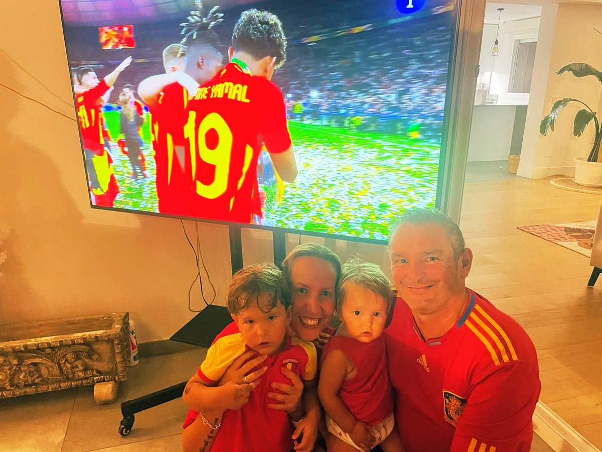 moniht83's tweet photo. Primera Eurocopa que viven mis peques!!!Campeones!!!Viva España…🥰🥰 https://t.co/S2D2rzJIPH