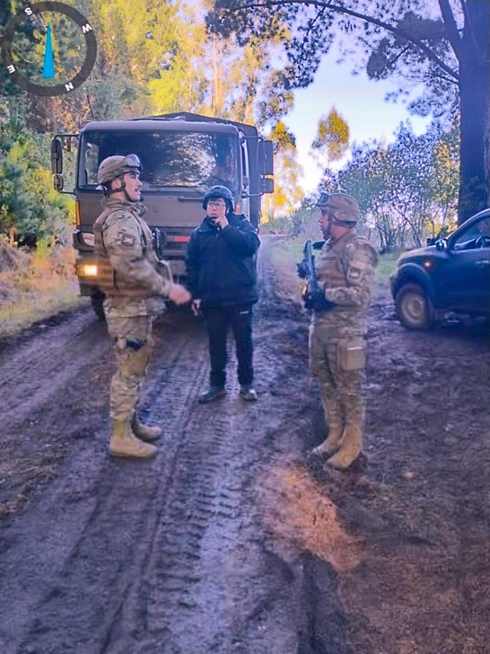 JdnAraucania's tweet photo. La @jdnaraucania recorre las faenas forestales de la región, con el fin de mantener el enlace y aumentar su presencia, incrementando la seguridad en la zona.
#PresentesenlaAraucania
@Ejercito_Chile @COT_FT @DTucapel @DPRLaAraucania https://t.co/ero3yZa3hz