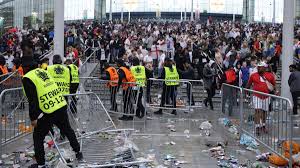 YANgiraldo14's tweet photo. Para los que dicen que el desorden es solo por que es con latinos, acuérdense que hace 4 años en Inglaterra pasó lo mismo.

#CopaAmerica2024 https://t.co/t3QyTztBuk
