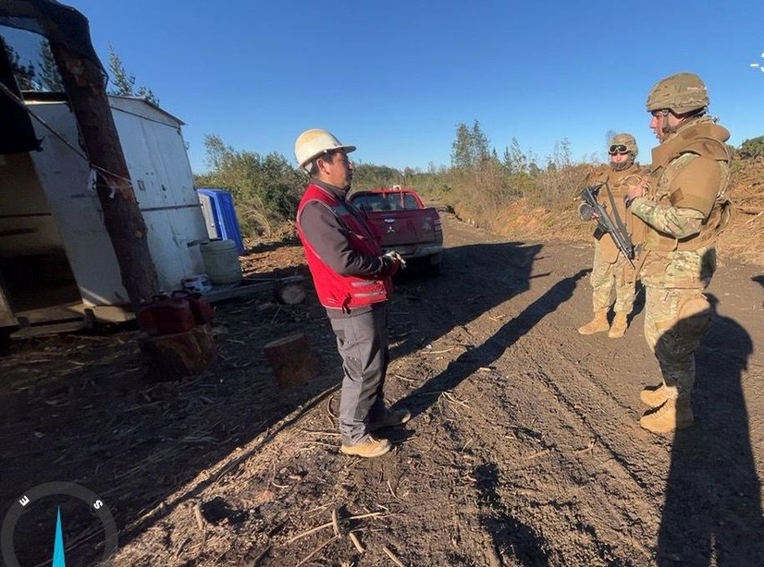La @jdnaraucania recorre las faenas forestales de la región, con el fin de mantener el enlace y aumentar su presencia, incrementando la seguridad en la zona.
#PresentesenlaAraucania
<a href="/Ejercito_Chile/">Ejército de Chile</a> <a href="/COT_FT/">Comando de Operaciones Terrestres</a> <a href="/DTucapel/">DESTACAMENTO DE MONTAÑA N.°8 "TUCAPEL"</a> <a href="/DPRLaAraucania/">Delegación Presidencial Regional de La Araucanía</a>