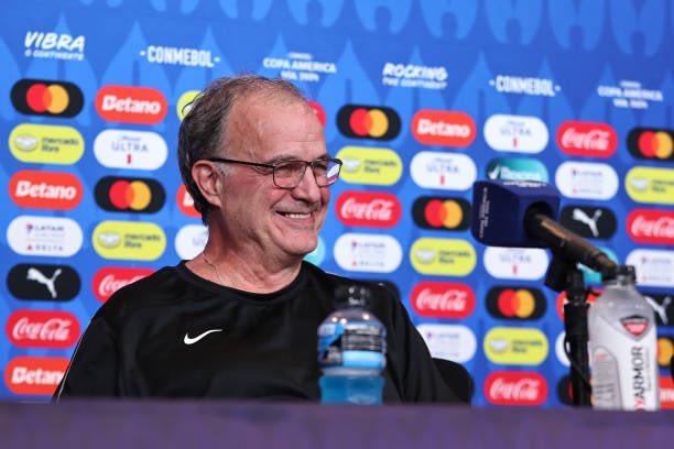 LeedsARG_'s tweet photo. Una vez más, un adelantado al resto. El loco más cuerdo de todos.

Cuando Bielsa habla, solamente hay que escuchar. https://t.co/6oLbpEkraC