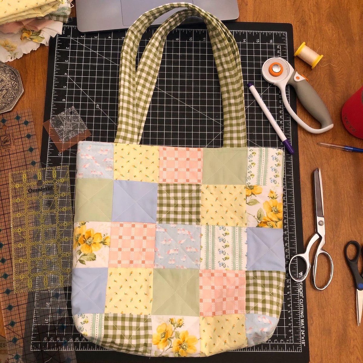 krsextonart's tweet photo. This weekend’s make! It was going to be a spring/summer wall hanging to go above my desk, but I changed my mind and made it a quilted tote instead! A little cottagecore, grannychic vibe using mostly thrifted fabrics. The geese being my favorite of the bunch. https://t.co/kGCoaoezPV