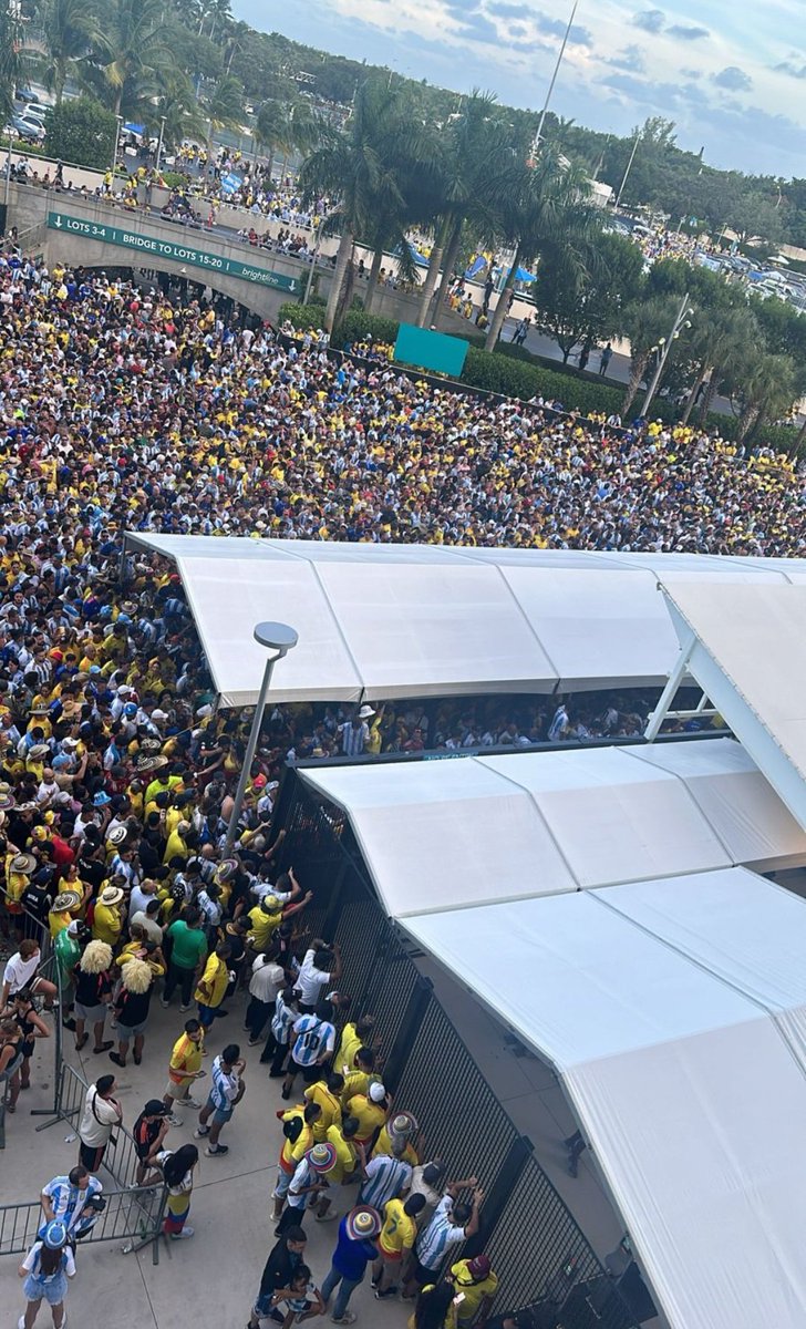 AlePeronista's tweet photo. 🔴NO SABEN ORGANIZAR UN PARTIDO FÚTBOL, LOS ESTADOS UNIDOS🇺🇲 SON UNA VERGÜENZA‼️

La Conmebol nunca más puede hacer un torneo como la Copa América en un país bananero sin cultura fútbolera como este

Pudo ser una tragedia, son HORRIBLES‼️ https://t.co/0Li39rsCif