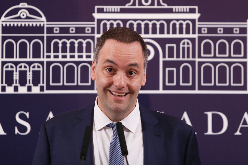 No se puede retrasar tanto un partido 
El partido: