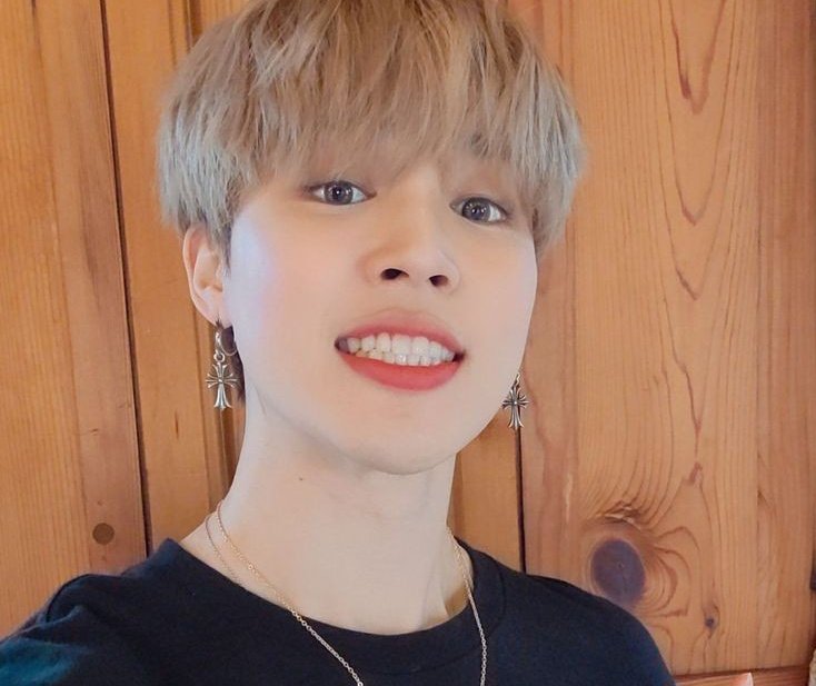 jungkookpavao's tweet image. JiKookau -  Meu (Nosso) bebê 

Jimin e Jungkook são vizinhos que não se dão bem.
Talvez as músicas altas e a vida agitada demais do loiro incomode a vida pacata do moreno.
Mas tudo muda quando por uma confusão ambos são selecionados como um casal para adotar o pequeno JungHo.