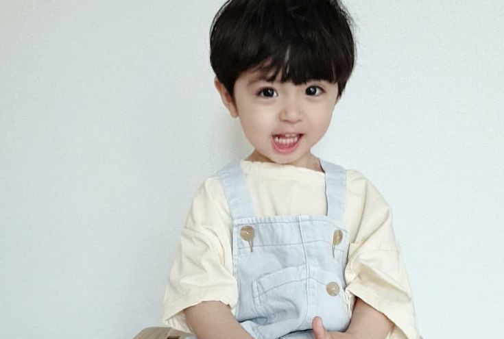 jungkookpavao's tweet image. JiKookau -  Meu (Nosso) bebê 

Jimin e Jungkook são vizinhos que não se dão bem.
Talvez as músicas altas e a vida agitada demais do loiro incomode a vida pacata do moreno.
Mas tudo muda quando por uma confusão ambos são selecionados como um casal para adotar o pequeno JungHo.