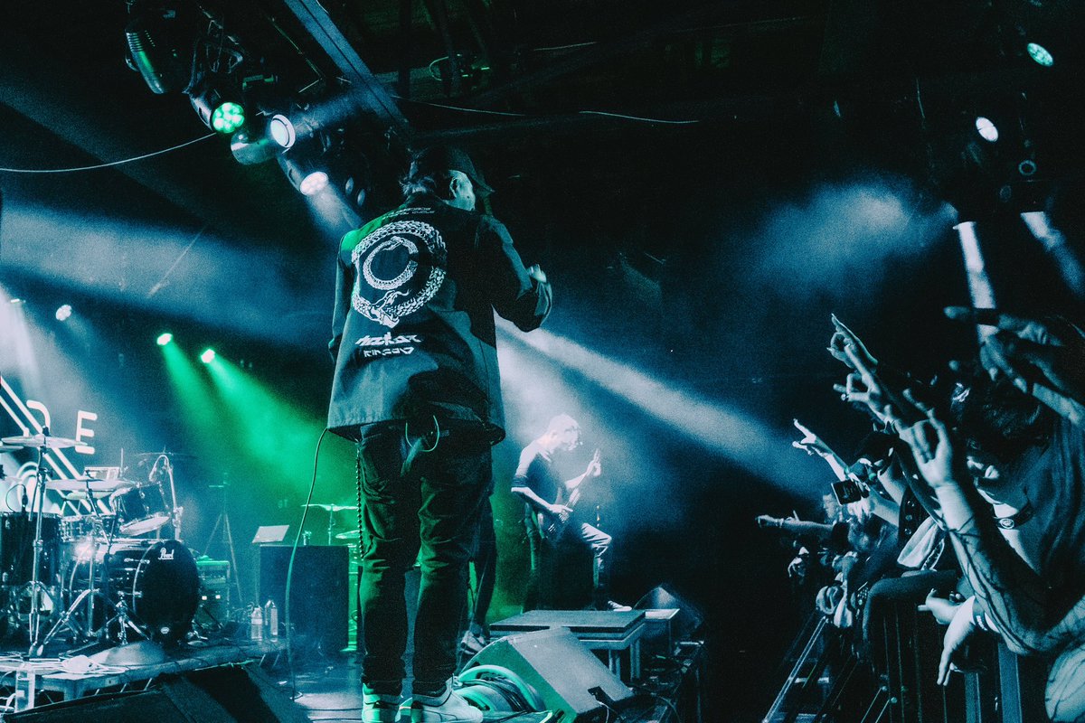 takrock113's tweet photo. 📸 @night_owl_syndrome
Let’s do this again people.
Follow my band @quietudeband and come say hi to us at a show. See you all soon and thnx🙏
#quietudeband #go2sleep #vocalist #kinfoldofficial #1720warehouse https://t.co/kGb6oiqbdr