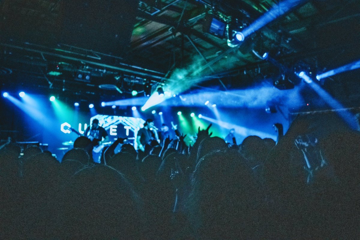 takrock113's tweet photo. 📸 @night_owl_syndrome
Let’s do this again people.
Follow my band @quietudeband and come say hi to us at a show. See you all soon and thnx🙏
#quietudeband #go2sleep #vocalist #kinfoldofficial #1720warehouse https://t.co/kGb6oiqbdr