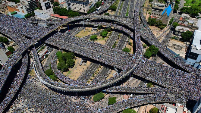 Nuestro festejo del mundial fue la anarquía ordenada más grande del mundo y nos dicen subdesarrollados.