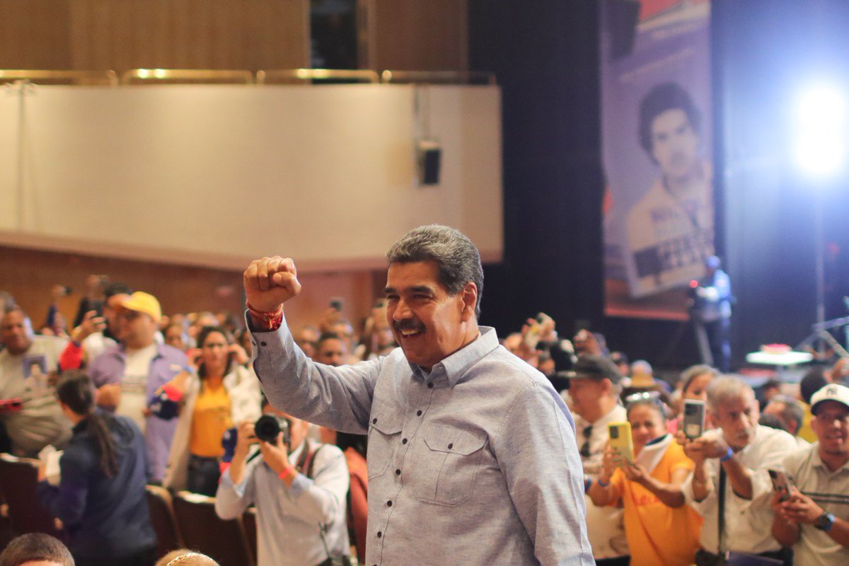 Disfruta del 1er capítulo de "Nicolás" serie que cuenta la vida del Presidente Nicolás Maduro desde la experiencia popular, la conformación de movimientos sociales y su lucha sindical ✊🏾

youtu.be/lf2zkQGxp4c?si…

Dale me gusta ❤️
Comenta 📝 
Comparte 🗣️ 

❤️ ¡Arriba en el