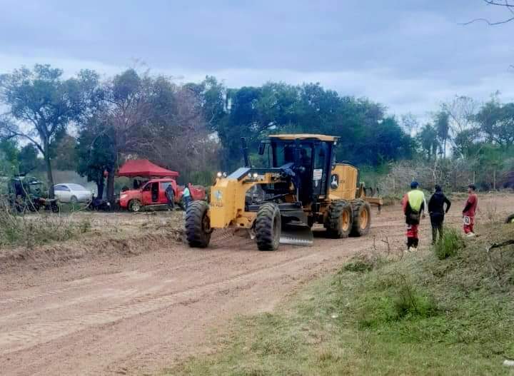MuniPilarPy's tweet photo. 👉 En apoyo al deporte motor hoy perfilamos el circuito de velocross ubicado en la compañía #Yataity (sector Yegros Paso) con la motoniveladora de la Muni para mantenerlo en buenas condiciones para su utilización 🚜 💪 #TuMuniResponde https://t.co/MefML3UzvE