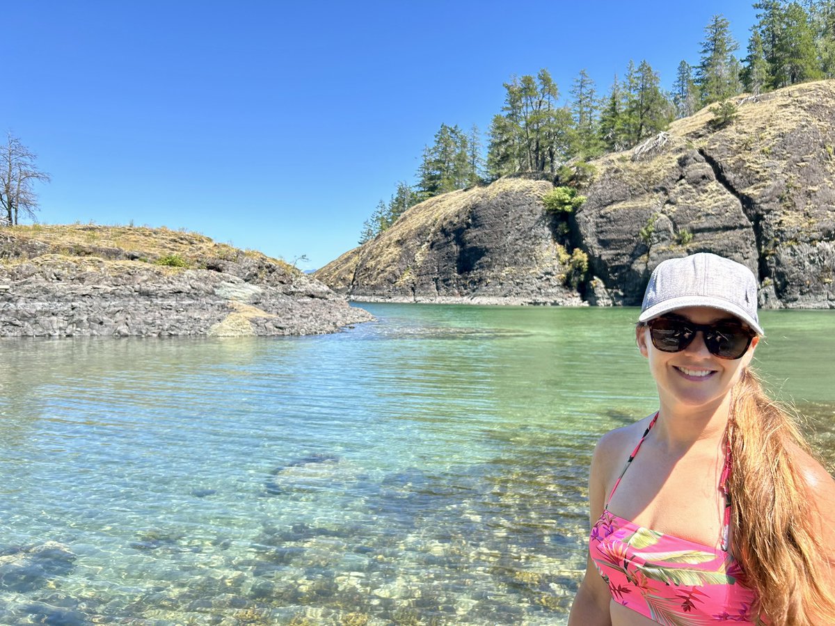 RachelDNurse's tweet image. I ran this morning, but it was a boring #10k so whatevs. It was basic mileage, nothing special, but then THIS HAPPENED! Oh man, @QuadraIsland is amazing! Highly recommend! #paddleboarding