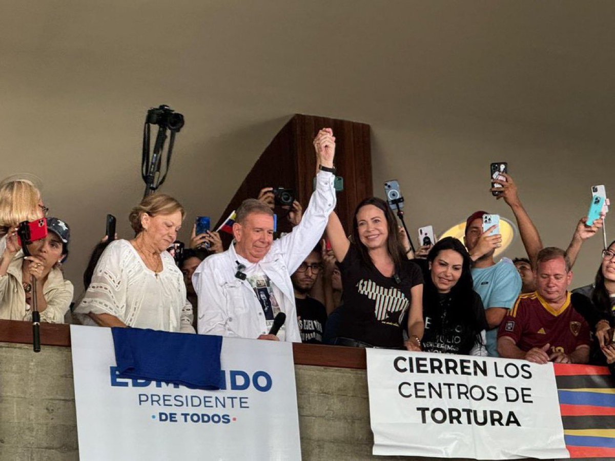 Con todo respeto, considero que El Fiscal General <a href="/TarekWiliamSaab/">Tarek William Saab</a> debe abrirle una investigación al Sr. González Urrutia, María Machado, Delsa Solórzano, Juan Pablo Guanipa, por violar la autonomía universitaria, es hora de sentar precedente, mañana cualquiera lo hace. 
CC