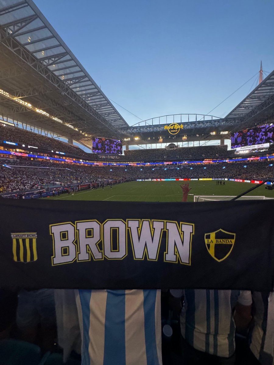 OutOfAlmirante's tweet photo. DESPUÉS DEL QUILOMBO PUDIMOS ENTRAR AL HARD ROCK STADIUM

DALE BROWN, CONMEBOL LA CONCHA DE TU HERMANA

💛🖤 https://t.co/l6zYVrVTIT