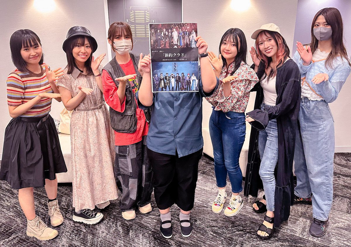 ich888yu's tweet photo. Identity V STAGE（第五舞台）の出演者様、スタッフ様がたくさん『新約クラド』を観に来てくださいました！
本当にありがとうございます！
同じ舞台を作った仲間と、これから一緒に舞台を作る方々がこうして別の現場に足を運んでくださるのが、とても暖かかったです。

タイミングが合った女性陣とはお写真も取っていただきました！

庭師役：内田彩澄さん
機械技師役：坪井未来さん
祭司役：佐倉花怜さん
大会公式MC：つみきちあさん
呪術師役：音羽美可子さん
昆虫学者役：真辺彩加さん

ランクマ行きましょう！！！！！（物理）