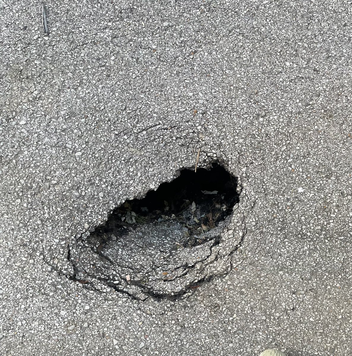 derpinturp's tweet photo. @stlcsb mini sinkhole in the  alley between  Utah and Withnell.  Lemp and Wisconsin.  About  300ft from  the  west  entrance of the  alleyway. https://t.co/kxr1JvtK8W