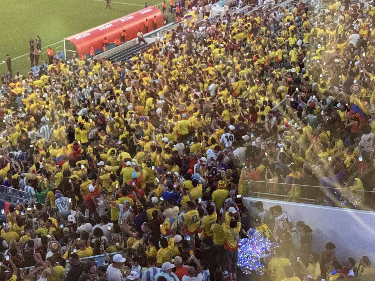 jpeseteiroDT's tweet photo. Hay más gente que asientos esto puede terminar en una desgracia histórica.

Una vergüenza lo de Conmebol y el país anfitrión. https://t.co/HBlT1k7MiI