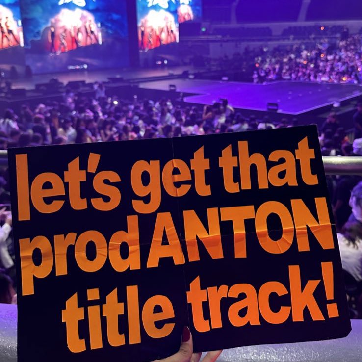 philotoku's tweet photo. ok so i found anton's reaction to this banner! not to be delusional but that might have been a "yup" coming from him LMAO i'll wait for it lee chanyoung 🙌

#ANTON #앤톤 #RIIZE_FANCON
#RIIZINGDAY #RIIZINGDAY_in_MANILA https://t.co/sofBlzZqHY