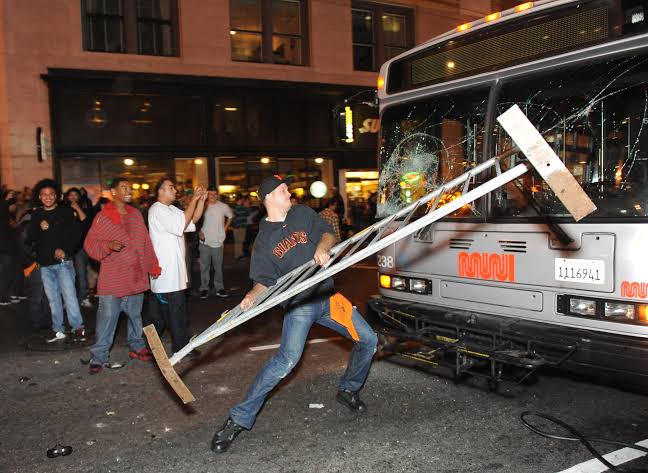 XadrezVerbal's tweet photo. Estas fotos abaixo após a final de 2014 da MLB, a liga de beisebol dos EUA, mostram como latino-americanos não sabem se comportar civilizadamente

(Aos sofredores de complexo de inferioridade e que nem costumam acompanhar esportes, o post contém sarcasmo) https://t.co/PadZzzarQj