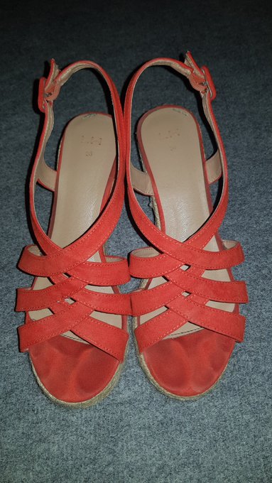 Do u like my dirty sandal? https://t.co/ncr8Kwb6Mz<a href="/tag/feet"class="tags"><span>#feet</span></a><a href="/tag/feetfetish"class="tags"><span>#feetfetish</span></a><a href="/tag/flats"class="tags"><span>#flats</span></a>