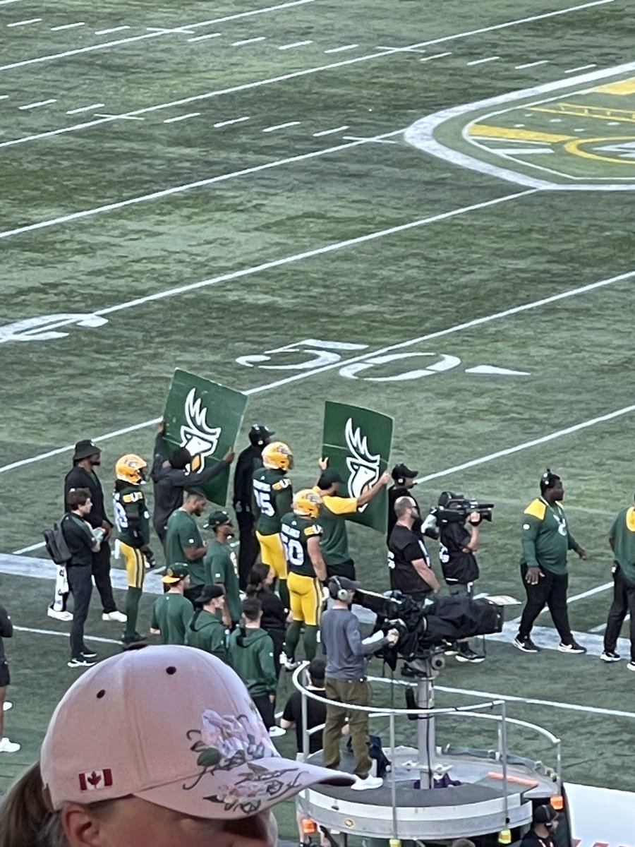 lovesguitar's tweet photo. Why do the @GoElks hold up these boards when calling in defensive plays? @Dave_CHED https://t.co/31UWNeWMZg