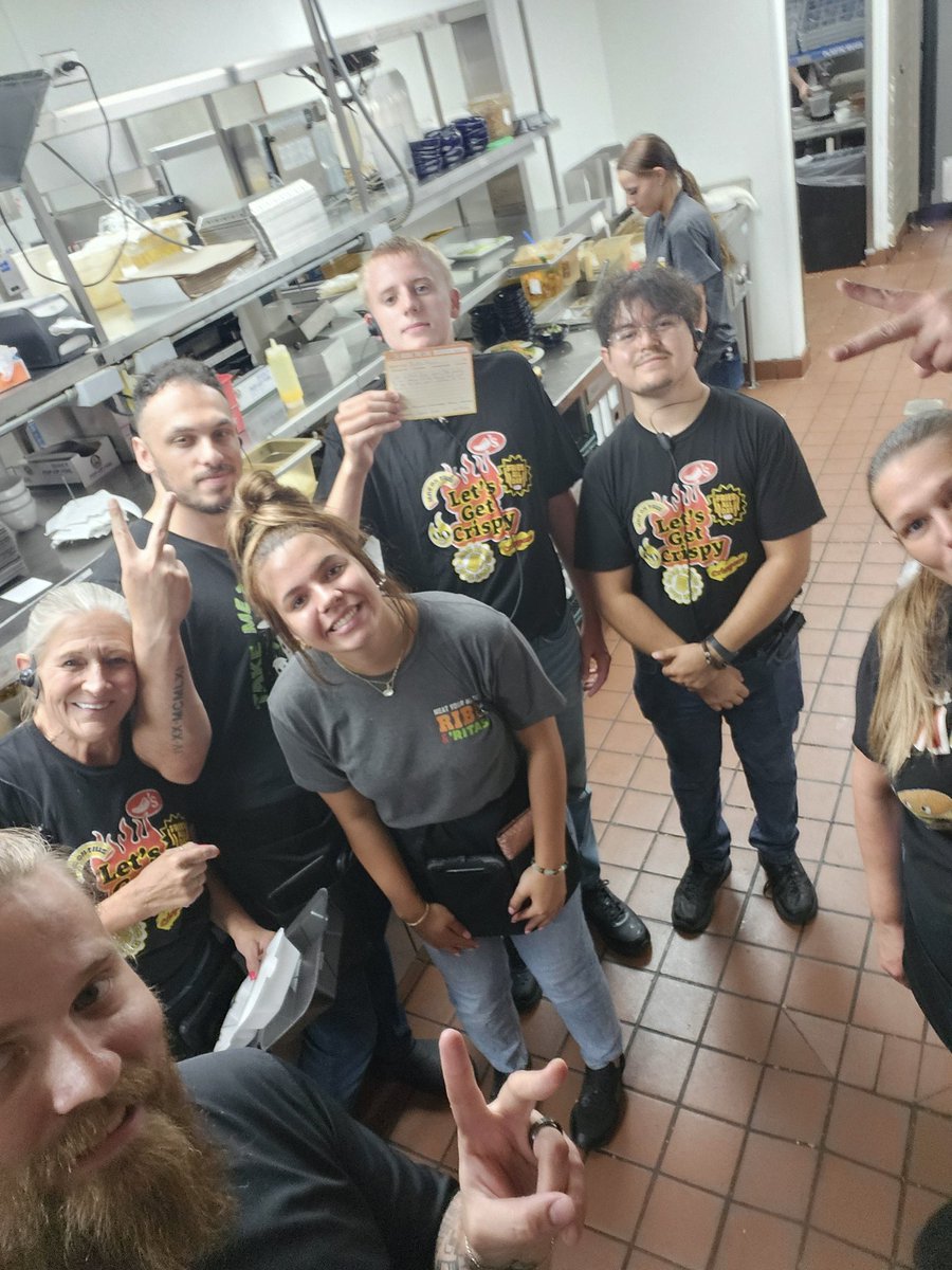 LoganTBowers's tweet photo. Another weekend in the books full of cheese fries, mini meetings, birthdays and some well deserved recognition. Welcome to the team Jayden and happy brirthday Beto! @ckouzmanoff1 @NicholasBPaxton @Chilis https://t.co/ouNCugC9HN