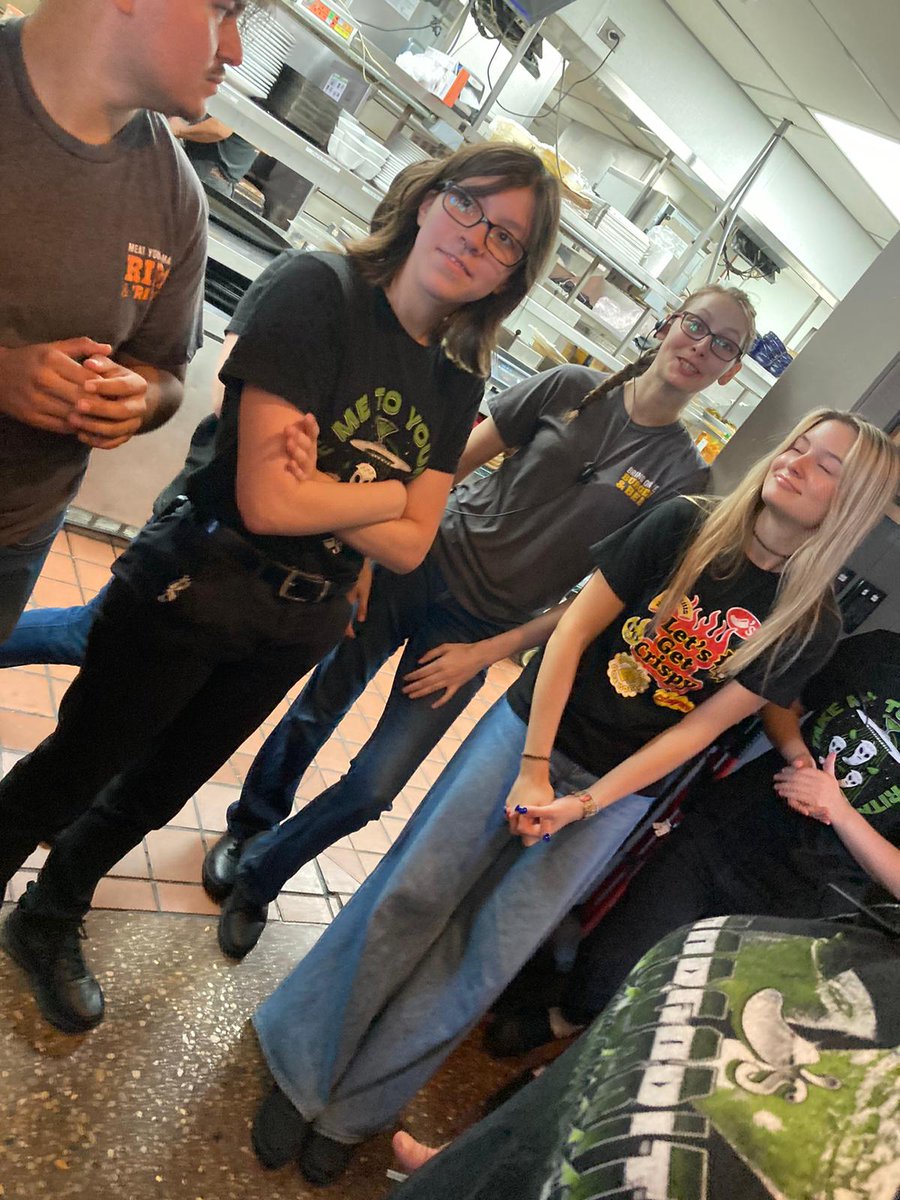 LoganTBowers's tweet photo. Another weekend in the books full of cheese fries, mini meetings, birthdays and some well deserved recognition. Welcome to the team Jayden and happy brirthday Beto! @ckouzmanoff1 @NicholasBPaxton @Chilis https://t.co/ouNCugC9HN
