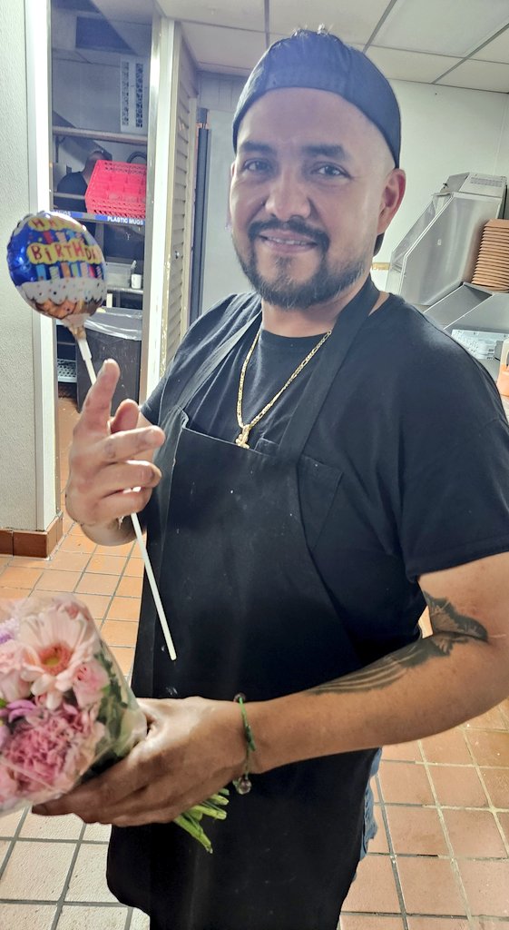 LoganTBowers's tweet photo. Another weekend in the books full of cheese fries, mini meetings, birthdays and some well deserved recognition. Welcome to the team Jayden and happy brirthday Beto! @ckouzmanoff1 @NicholasBPaxton @Chilis https://t.co/ouNCugC9HN