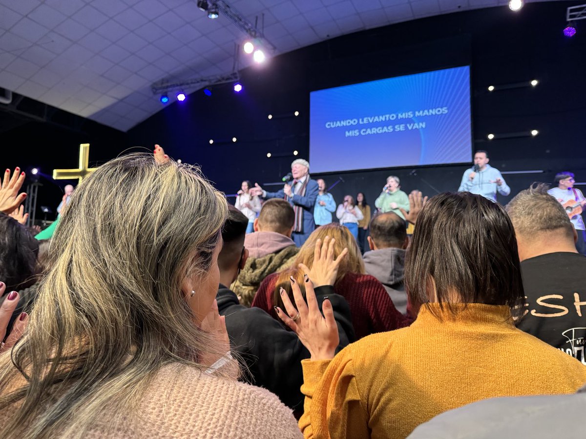 drsamuelpagan's tweet photo. Hoy predicamos en los dos cultos de la Iglesia Avance Cristiano en Buenos Aires. ¡Qué buen ambiente! ¡Qué adoración grata! ¡Qué respuesta extraordinaria al llamamiento! Mi tema se fundamentó en el genio, la vida y el testimonio de Moisés. Gracias, pastores Edgardo y Silvia Muñoz. https://t.co/7LACbATIFw