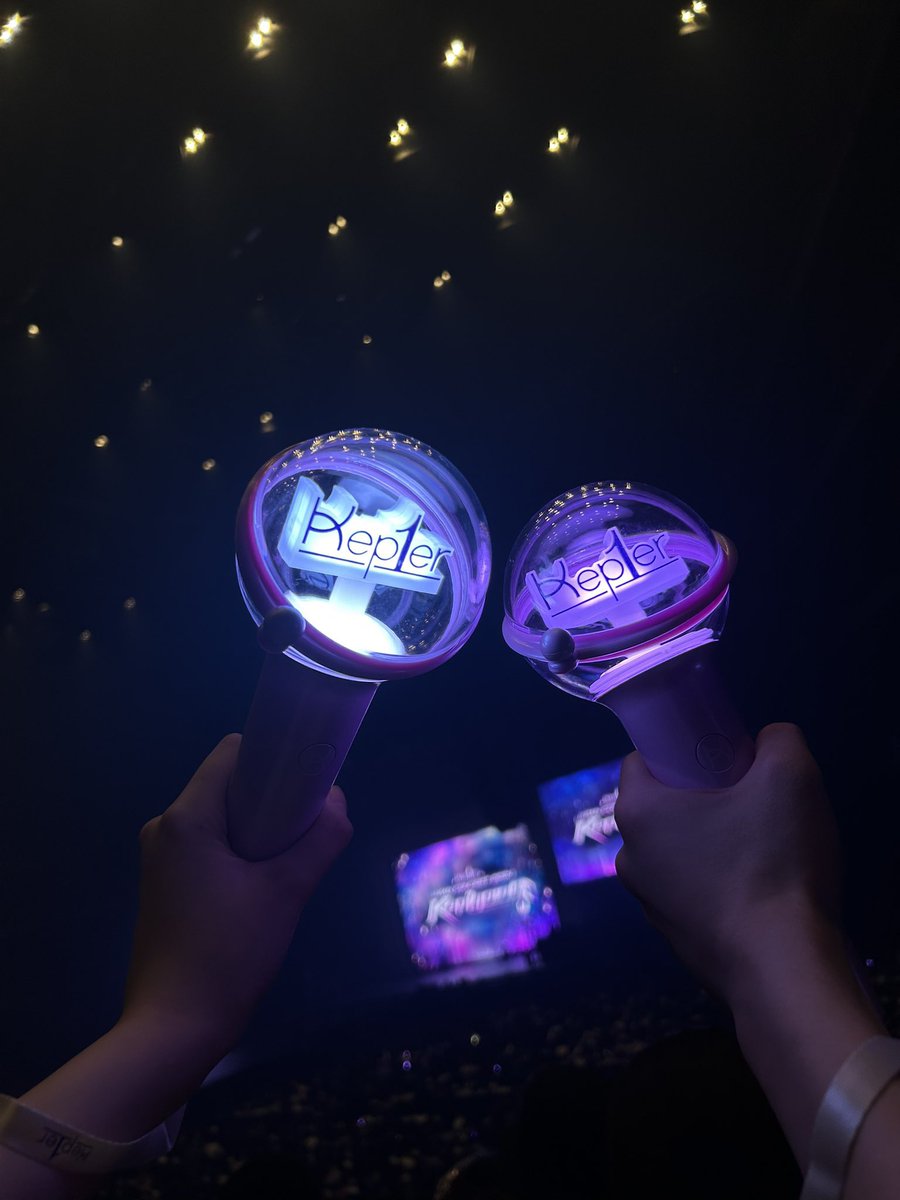 taem_shinee718's tweet photo. Kep1er kep1going Day1&amp;2参戦💫
輝く9人の姿にたくさん元気をもらいましたㅠㅠ
조이짱 덕분에 인사할 수 있었어요.유진누나 감사합니다🐰

最終日も9人で無事走り抜けられますように…！Kep1er화이팅！
#kep1er #kep1going https://t.co/Bzhghje6zE