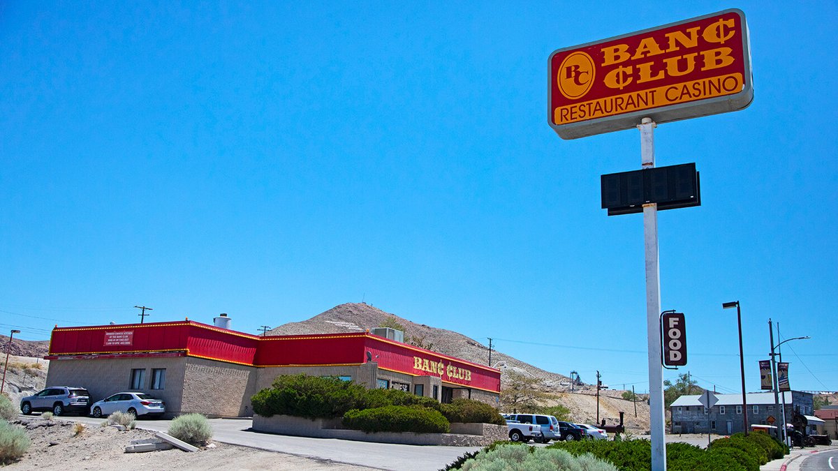 FrontierTerr's tweet photo. #RoadSideDining: You'll find a variety of cuisine choices at the Banc Club in @TonopahNevada, including Italian and Chinese. You'll also get large portions, excellent service and reasonable prices. https://t.co/FL7V04a0Fk https://t.co/7sfAT30f7m