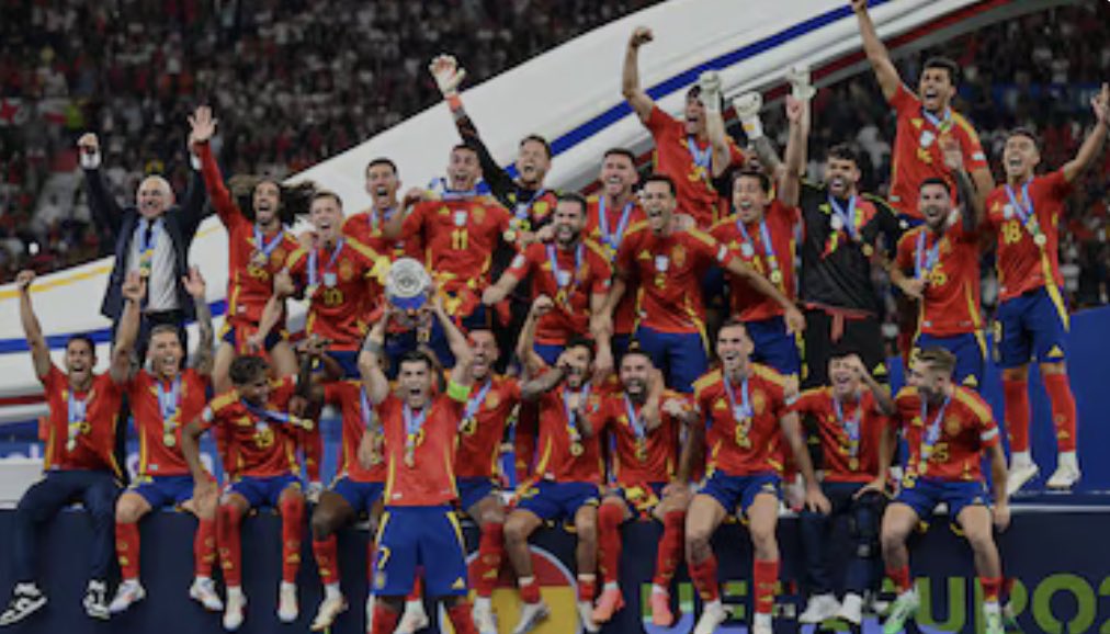 mauriciotoledog's tweet photo. Feliz por el triunfo de España 🇪🇸!! Merecido triunfo por su juego y la nueva integración, pluralidad y diversidad cultural de este gran equipo. #MT https://t.co/cZsKfoZs10