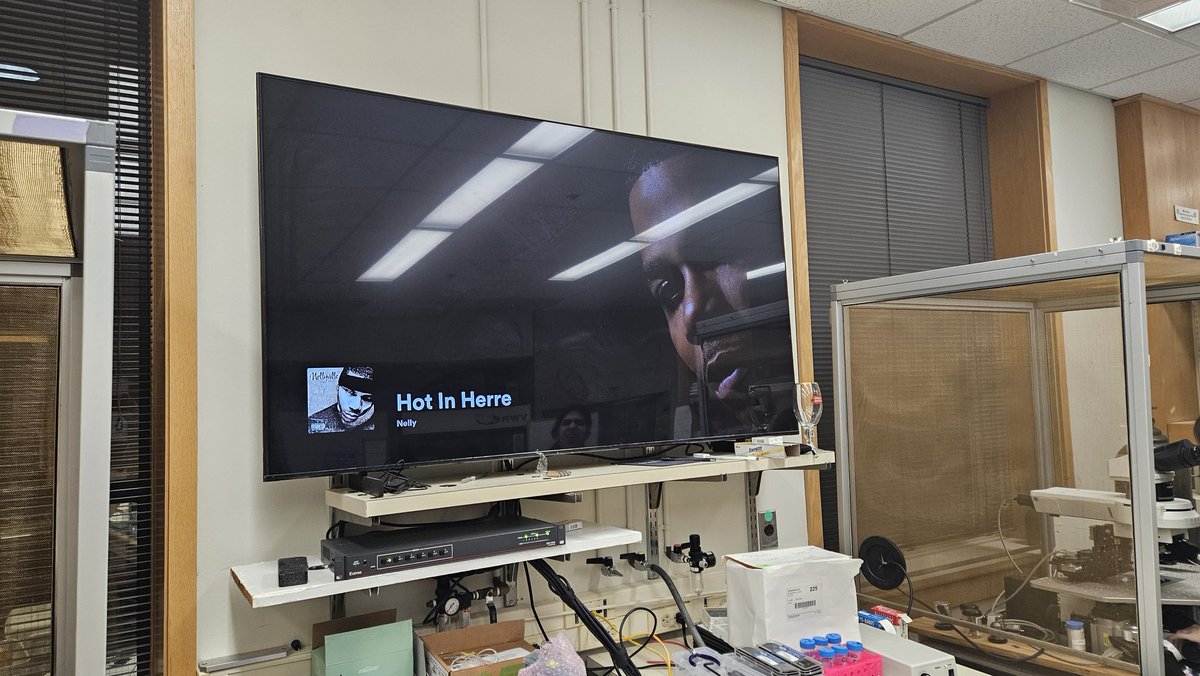 drosophilosophy's tweet photo. when the AC goes out at #cshldros24, we change the playlist to match. #latenightlab #hotinherre https://t.co/KziHSHsELp