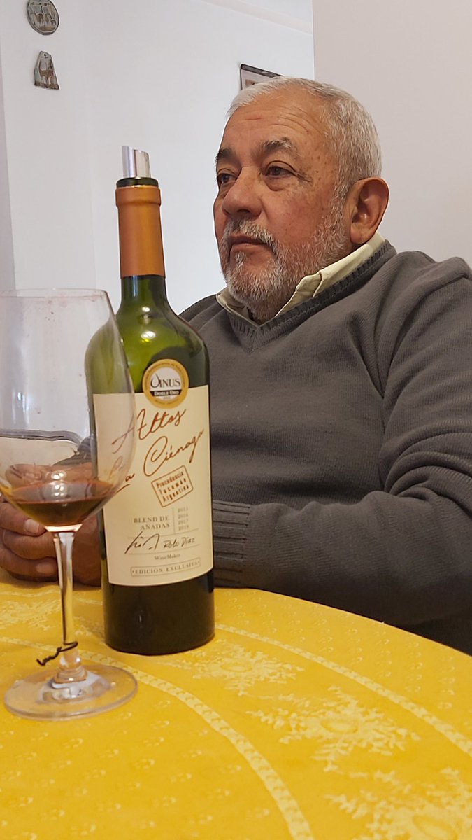 VinotecaMRWines's tweet image. Hoy organizado x Claudia Piva, hicimos una juntadita con Delia y el Rolo Díaz de @AltoslaC 
@LoviAir hizo guiso de lentejas, probamos varios vinos de Córdoba y en primicia la 22 del blend del Rolo!!