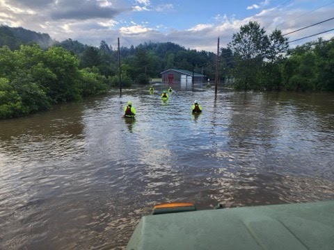 U.S. Army (@usarmy) on Twitter photo #MakingaDifference
<a href="/VTNationalGuard/">Vermont National Guard</a> Soldiers worked with urban search and rescue teams to evacuate 19 people from locations in Barre, Northfield and Moretown experiencing flooding due to heavy rain caused by the remnants of #HurricaneBeryl.
▶️: army.mil/article/277950 #MakingaDifference
<a href="/VTNationalGuard/">Vermont National Guard</a> Soldiers worked with urban search and rescue teams to evacuate 19 people from locations in Barre, Northfield and Moretown experiencing flooding due to heavy rain caused by the remnants of #HurricaneBeryl.
▶️: army.mil/article/277950
